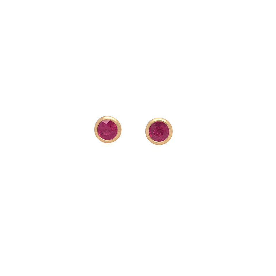 RUBY RND STUDS 18KY .72CT