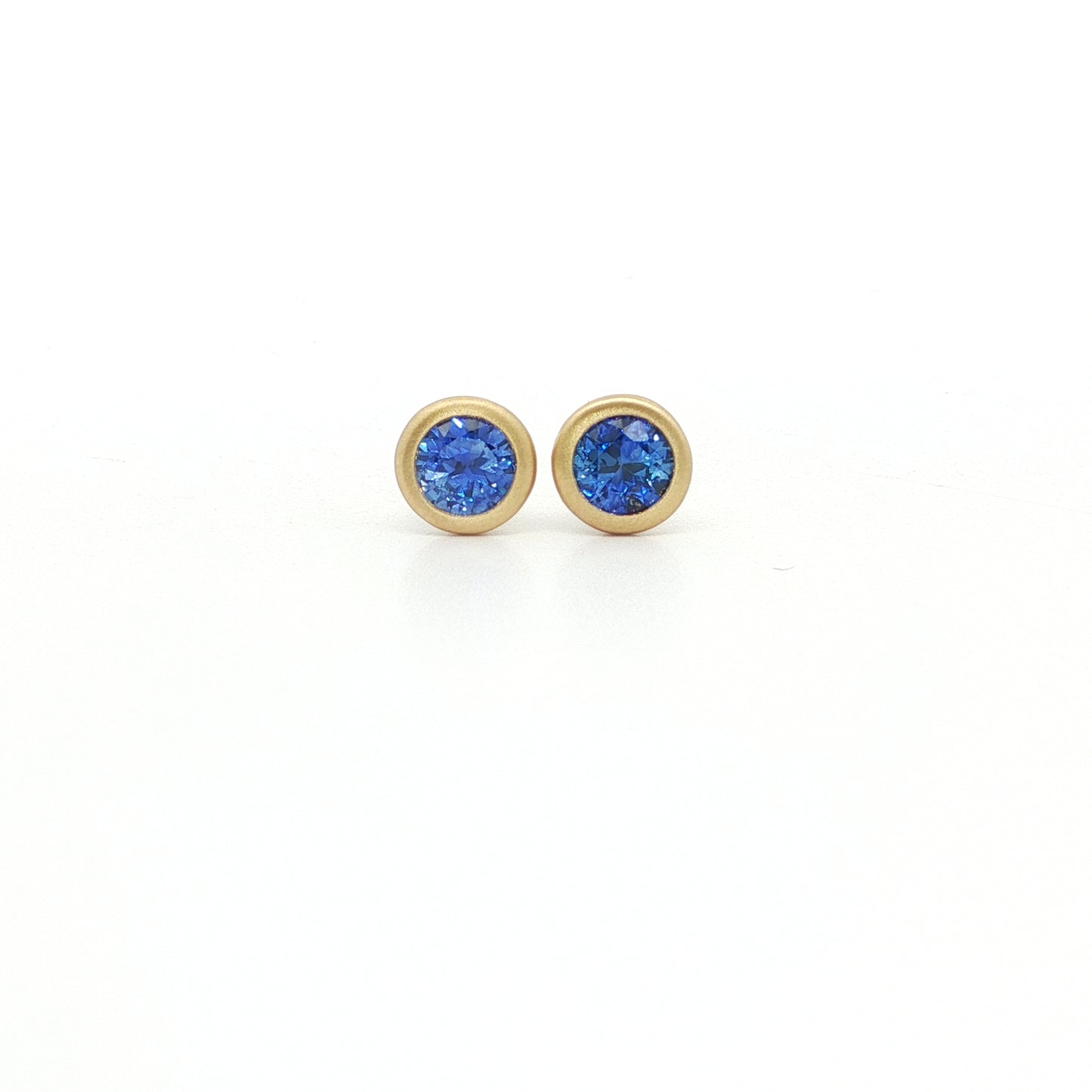 Blue Sapphire Round Bezel Earring 0.57ct 18K Yellow Gold (3)